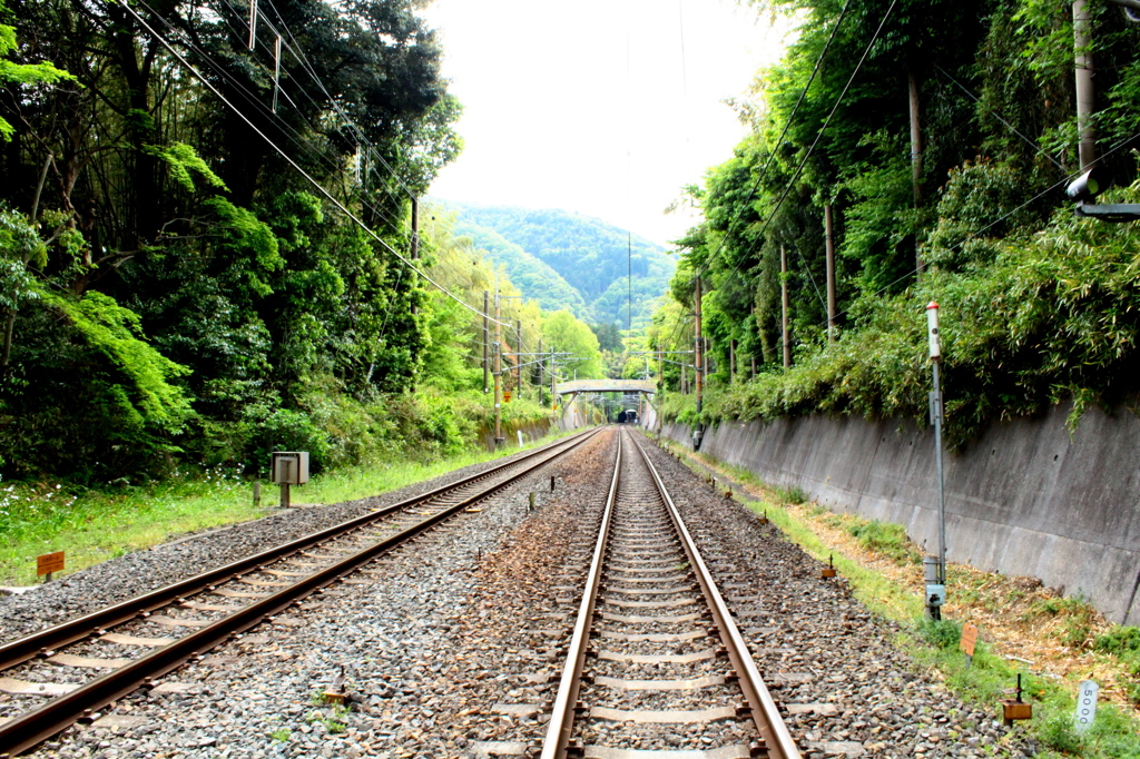 線路は続くよ山の先。