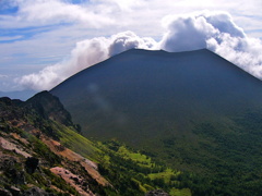 噴煙上げる浅間山