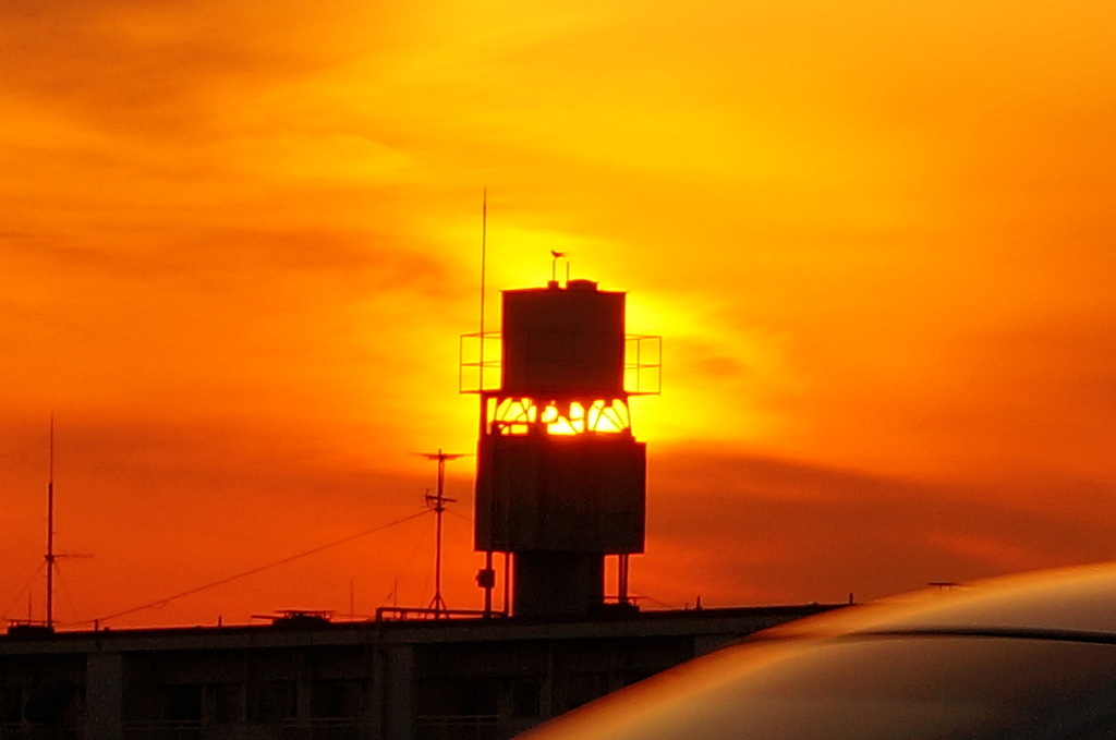 夕日を背にした高架水槽