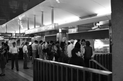 電車を待つ人々