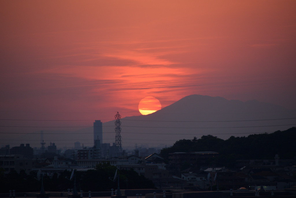 伊吹山にかかる夕陽