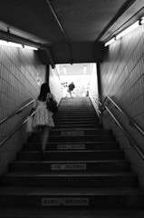 階段を上がる女