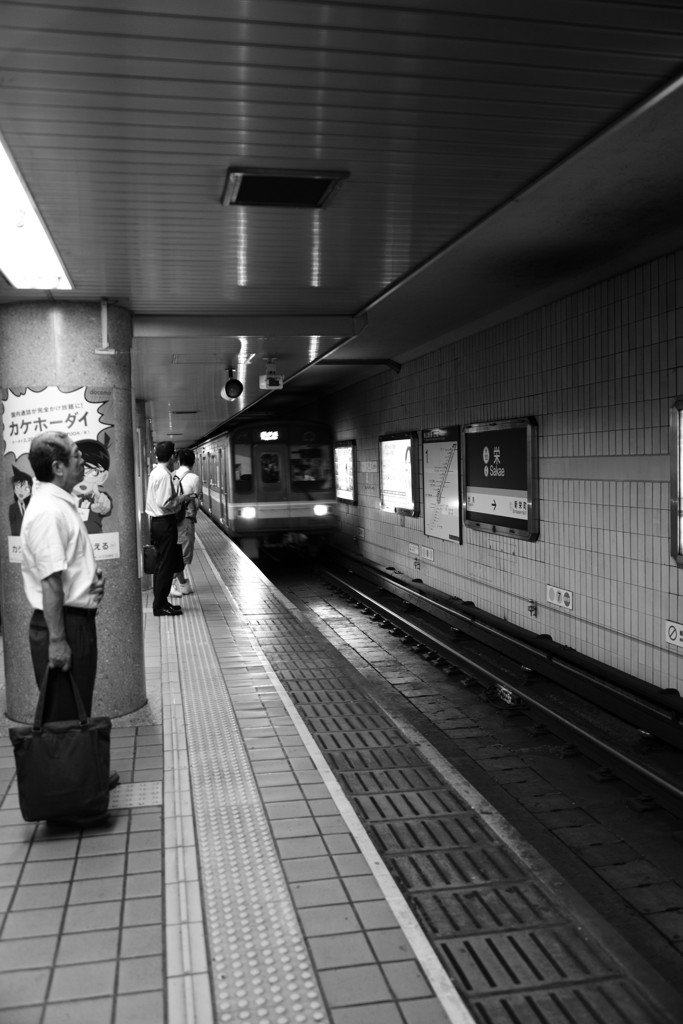 電車を待つ人
