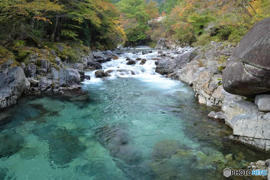 エメラルドグリーンの川