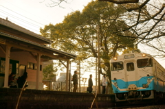 早朝の駅の風景（キハ30系）