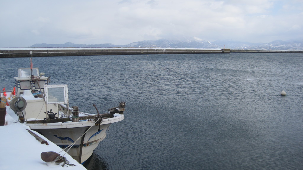 陸奥湾の小さな漁船