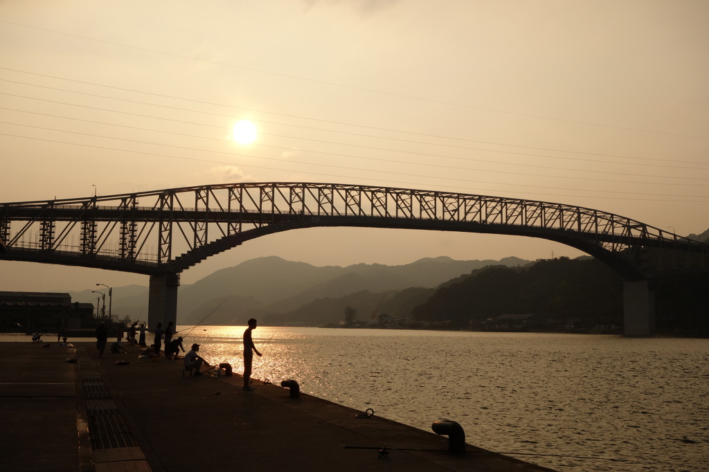 夕暮れの境水道大橋