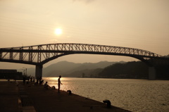 夕暮れの境水道大橋