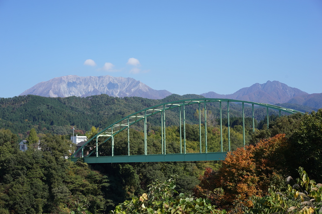 橋と大山