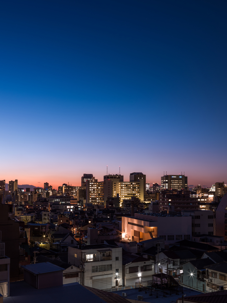 外へ