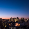 外へ