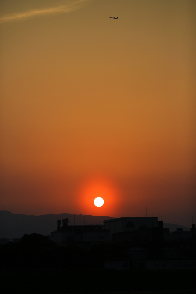 伊丹空港の夕焼けとセンサーに付いたゴミ。