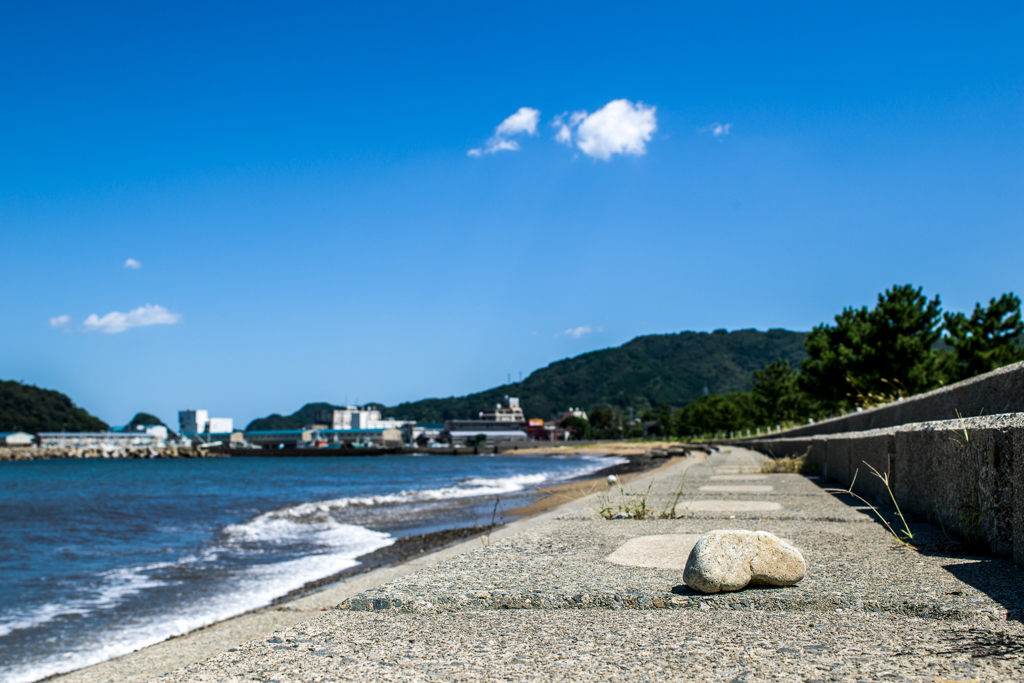 青空と白波と、ただの石。