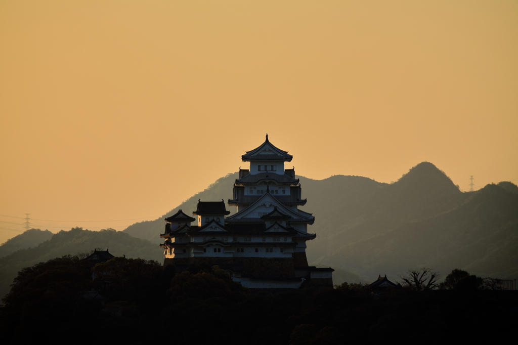 朝日を浴びる姫路城