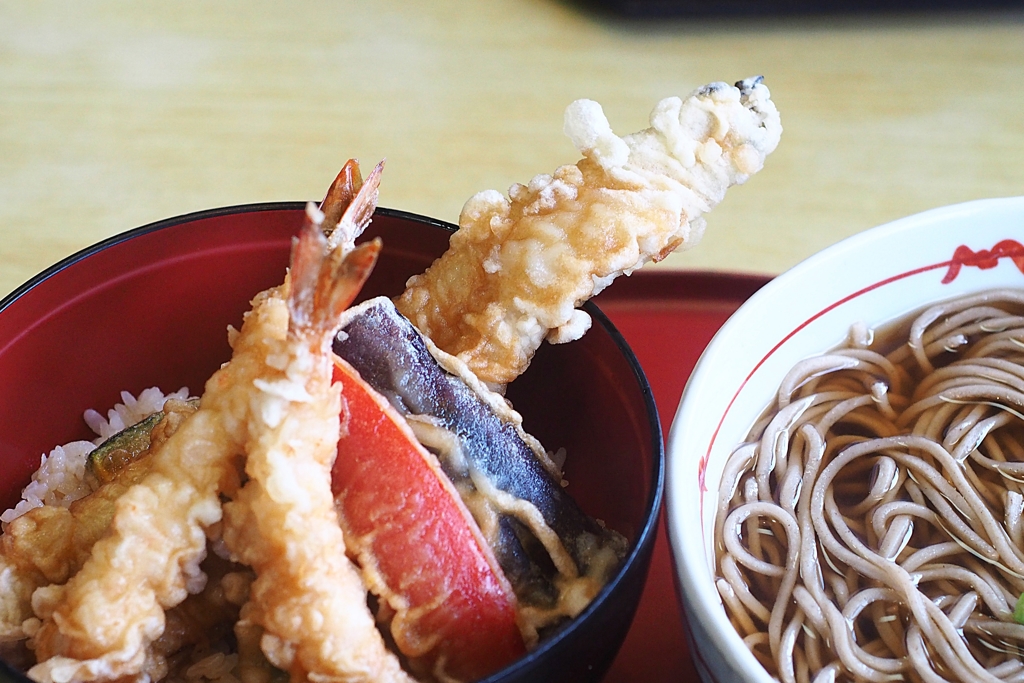 真あなごと夏野菜の天丼と麺