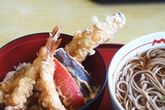 真あなごと夏野菜の天丼と麺