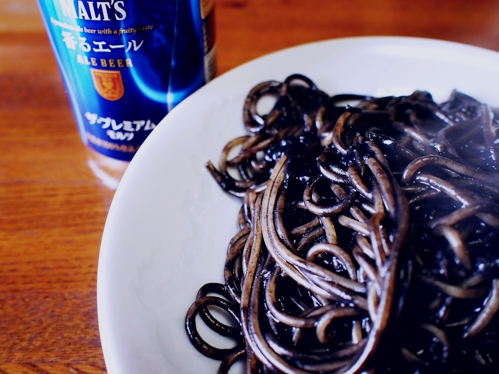 予約でいっぱいの店の「いかすみソース」