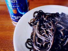 予約でいっぱいの店の「いかすみソース」