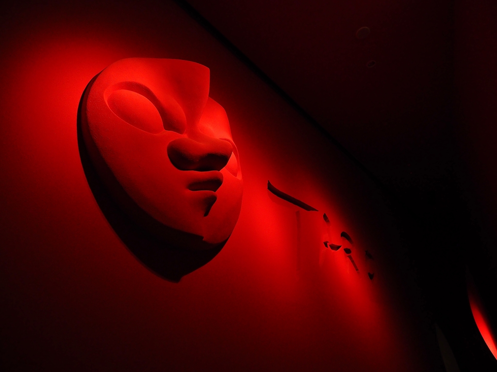 エントランスから爆発だ　。