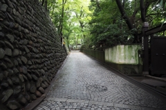 伏兵が潜む切通し