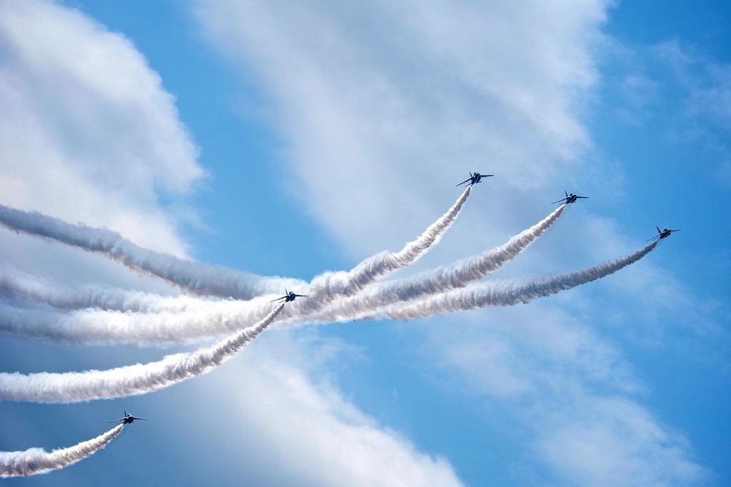 空を斬る青の機動
