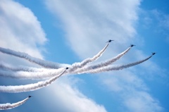 空を斬る青の機動