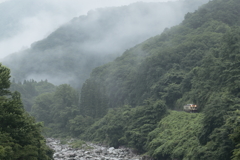 雨の中を