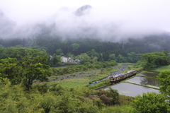 雨の山里風景