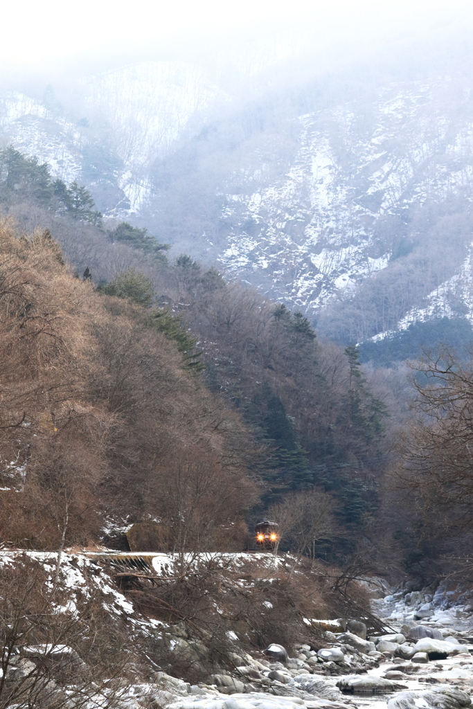 冬の山あいを