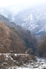 冬の山あいを