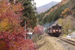山里を走る列車