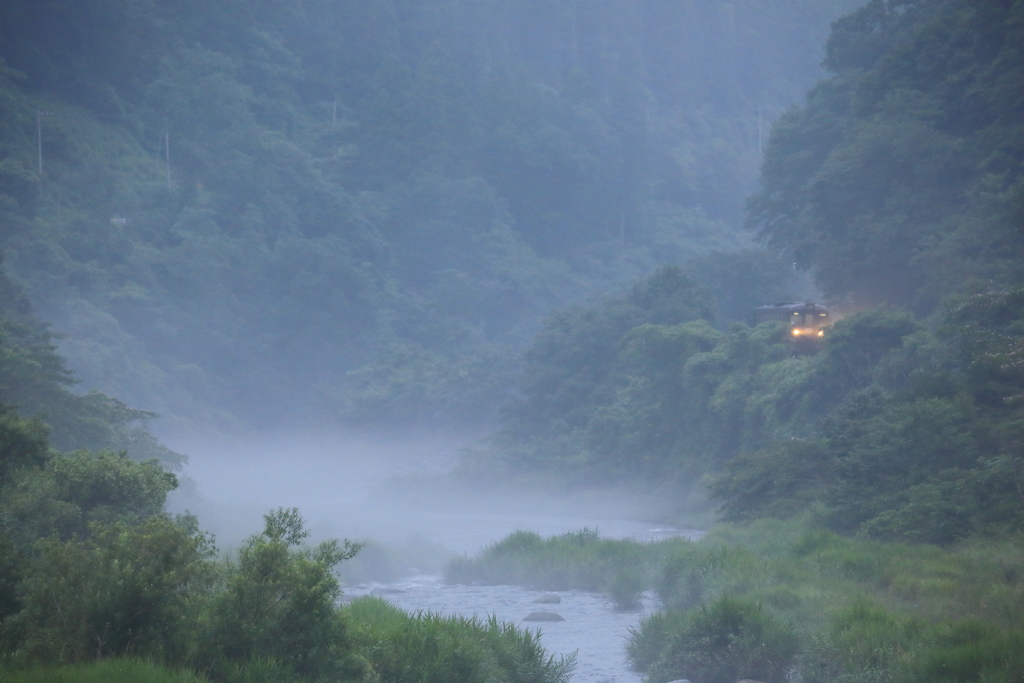 夏の川　雨のち夕暮れ