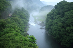 雨の渓谷鉄道