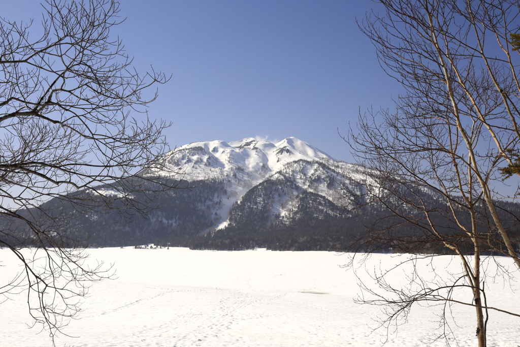 雪残る尾瀬沼にて