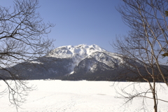 雪残る尾瀬沼にて