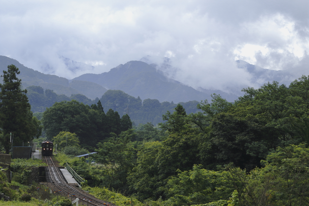 梅雨空の渓谷鉄道