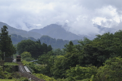 梅雨空の渓谷鉄道