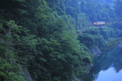 山間暮れて