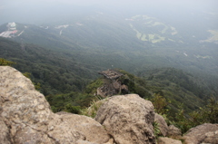 蝶の舞う山頂の岩場