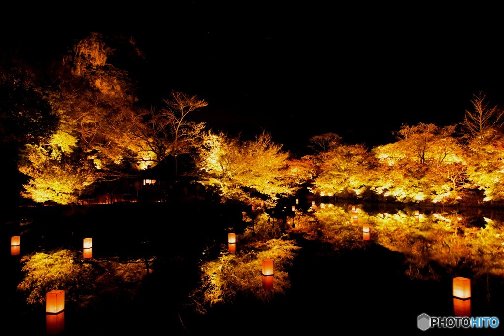 水鏡に映り込む紅葉の世界③