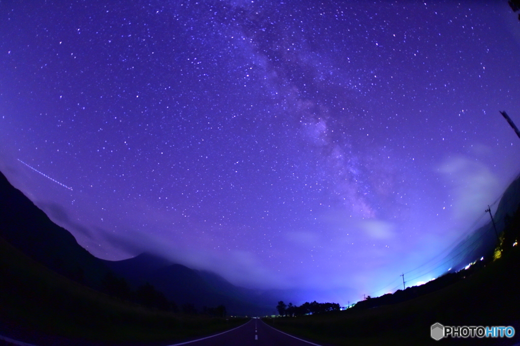 幻想的な天の川のある山の風景