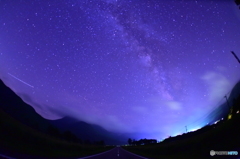 幻想的な天の川のある山の風景