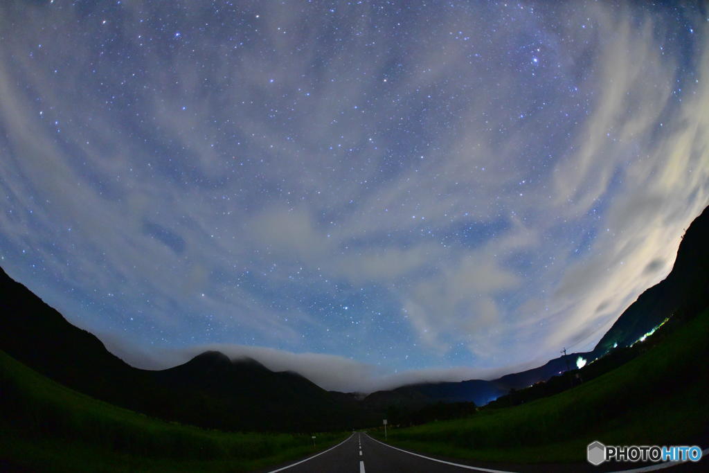 雲から覗く星空②