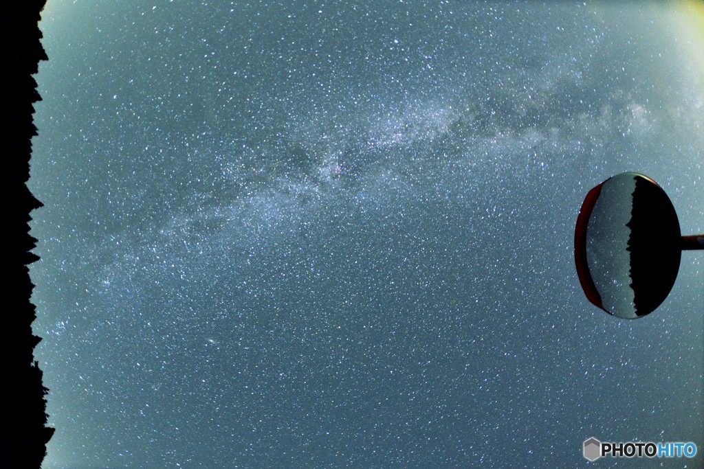 満天の星空のカーブミラー