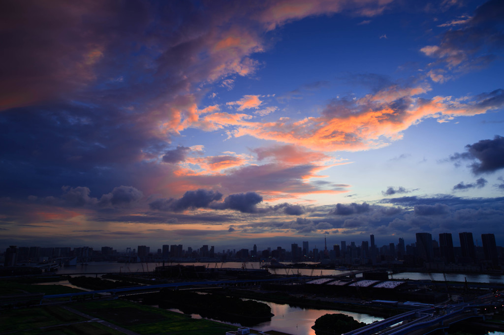 湾岸の夕暮れ