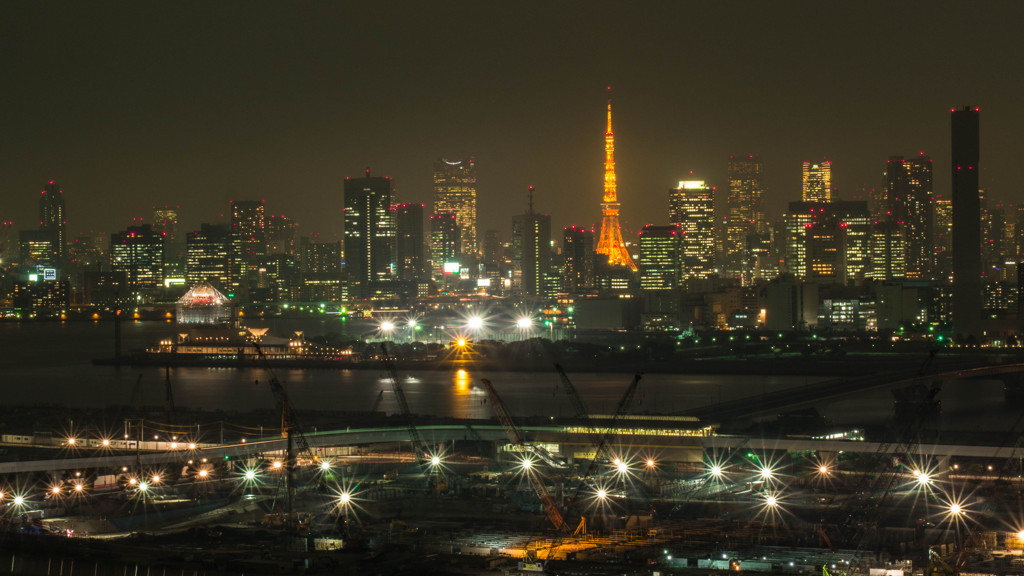 平日の運河向かいの東京タワー