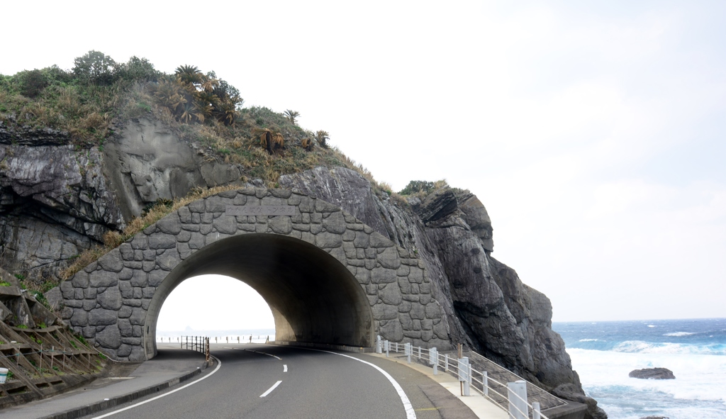 二つの顔を持つトンネル