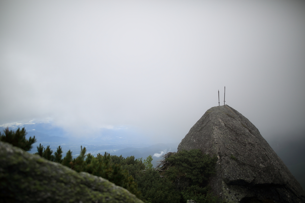 剣のある登山道