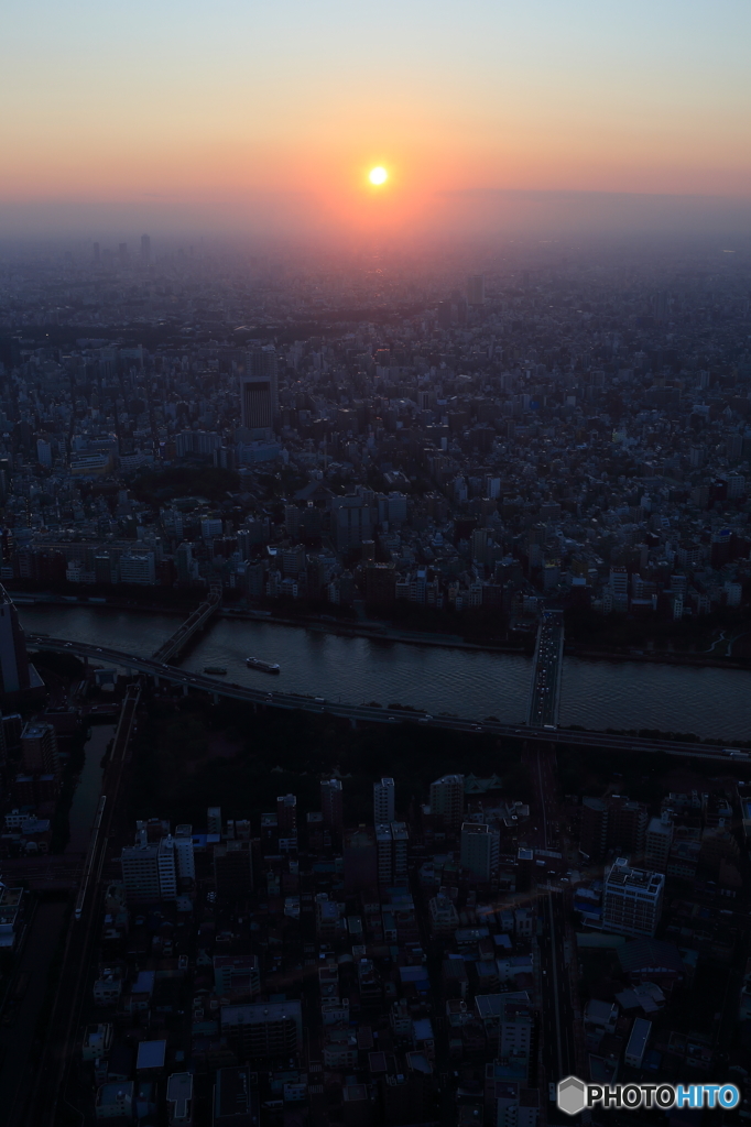 霞んだ東京の夕日。