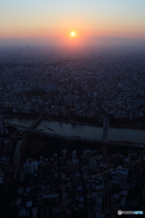 霞んだ東京の夕日。